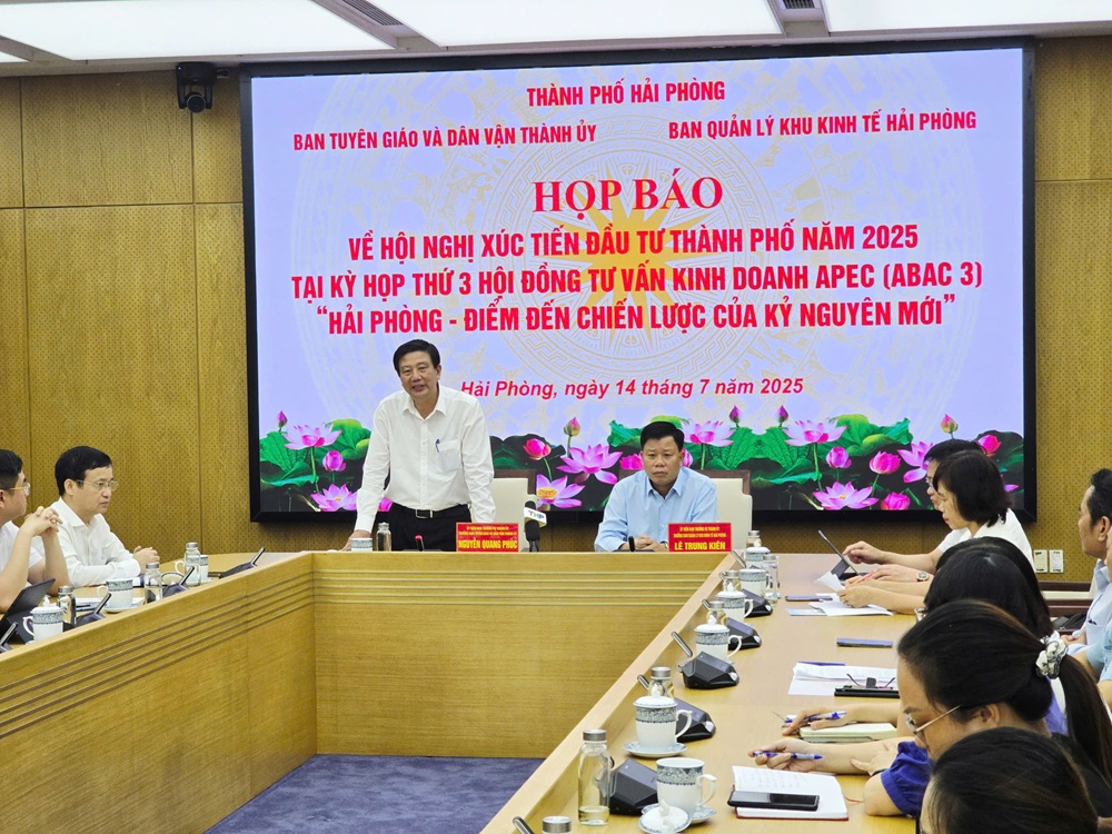 Ông Nguyễn Quang Phúc, Trưởng ban Ban Tuyên giáo và Dân vận Hải Phòng phát biểu tại buổi họp báo