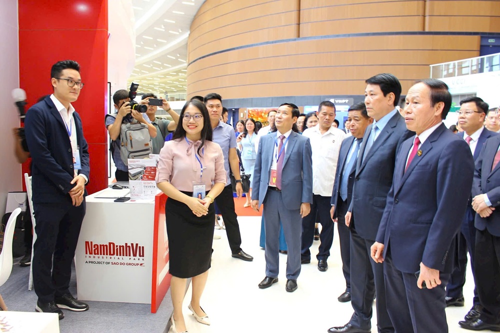 Chủ tịch nước Lương Cường cùng các đại biểu tham quan một số mô hình kinh tế đặc trưng của thành phố như Khu công nghiệp DEEP C, Nam Đình Vũ.... Ảnh: Thanh Sơn