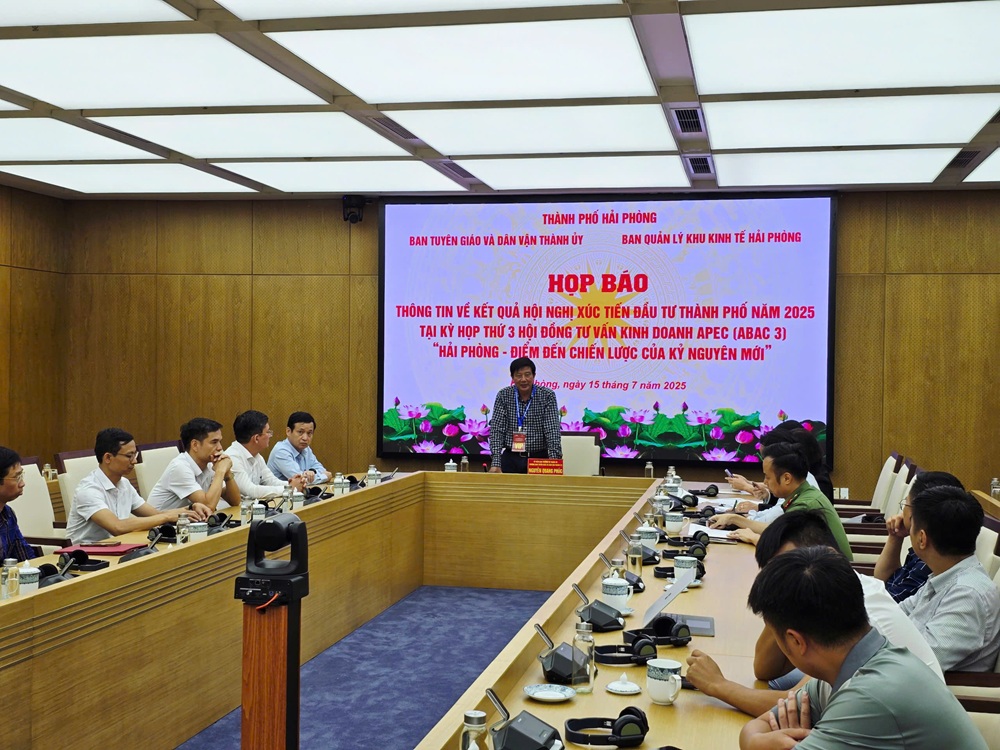 Ông Nguyễn Quang Phúc, Trưởng ban Ban Tuyên giáo và Dân vận Thành ủy Hải Phòng chủ trì buổi họp báo. Ảnh: Thanh Sơn