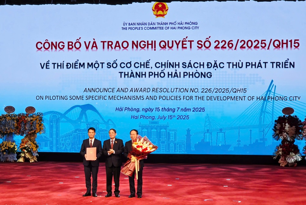 Ông Nguyễn Đức Hải, Phó Chủ tịch Quốc hội nước CHXHCN Việt Nam lên trao Nghị quyết số 226.2025.QH15 ngày 27.6.2025 của Quốc hội về thí điểm một số cơ chế, chính sách đặc thù phát triển thành phố Hải Phòng. Ảnh: Thanh Sơn