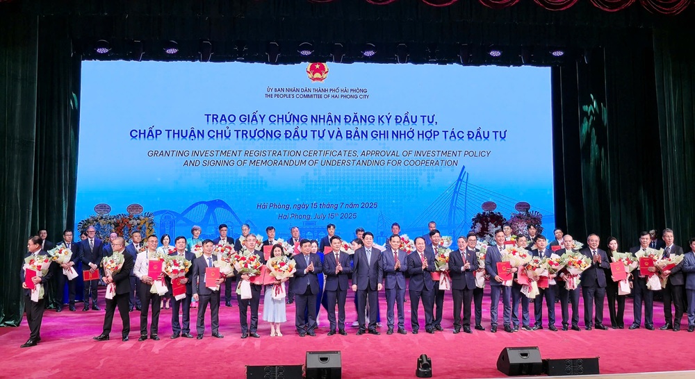Thành phố Hải Phòng trao Giấy chứng nhận đăng ký đầu tư cho 32 Dự án đầu tư và 7 Bản ghi nhớ hợp tác đầu tư với tổng vốn đầu tư đạt hơn 15,6 tỷ USD. Ảnh: Thanh Sơn