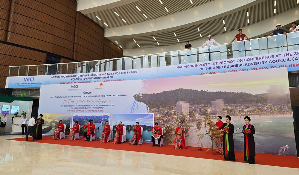 Các nghệ sĩ, diễn viên của Nhà hát Sân khấu truyền thống Hải Phòng biểu diễn tại sự kiện ABAC III
