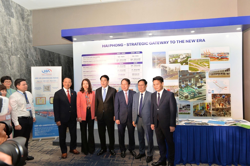 Chủ tịch nước Lương Cường và các đại biểu tham quan các gian hàng triển lãm của Hiệp hội Logistics Hải Phòng