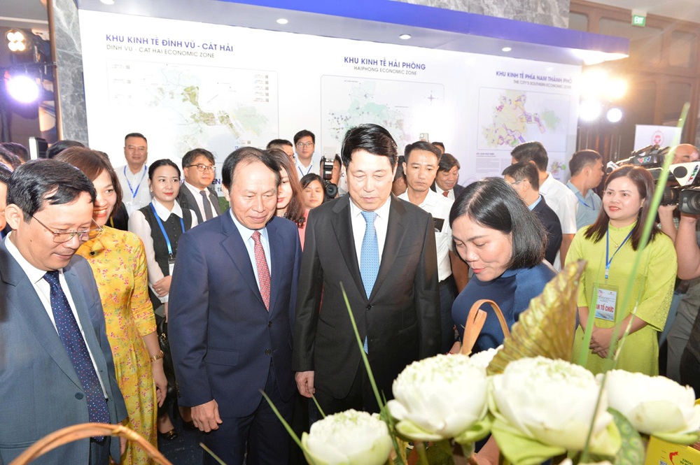 Chủ tịch nước Lương Cường và các đại biểu tham quan các gian hàng triển lãm giới thiệu về văn hóa và đặc sản địa phương của thành phố Hải Phòng
