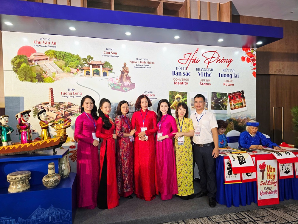Gian hàng của Sở Văn hóa, Thể thao và Du lịch Hải Phòng được thiết kế theo chủ đề “Hải Phòng Hội tụ bản sắc - Khẳng định vị thế - Kiến tạo tương lai”