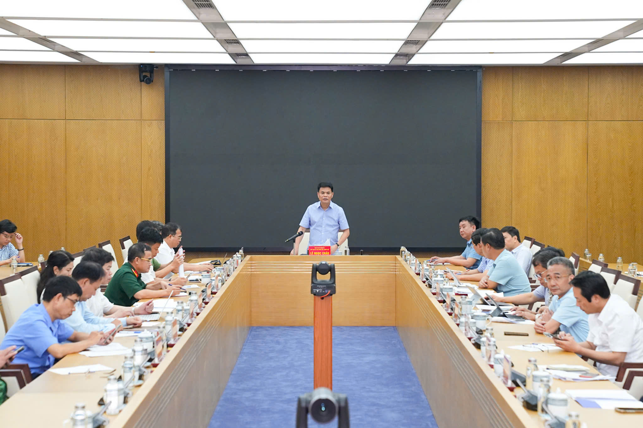 Ông Lê Ngọc Châu, Chủ tịch UBND TP. Hải Phòng chủ trì cuộc họp trực tuyến với các Sở, ban, ngành và 114 xã, phường, đặc khu