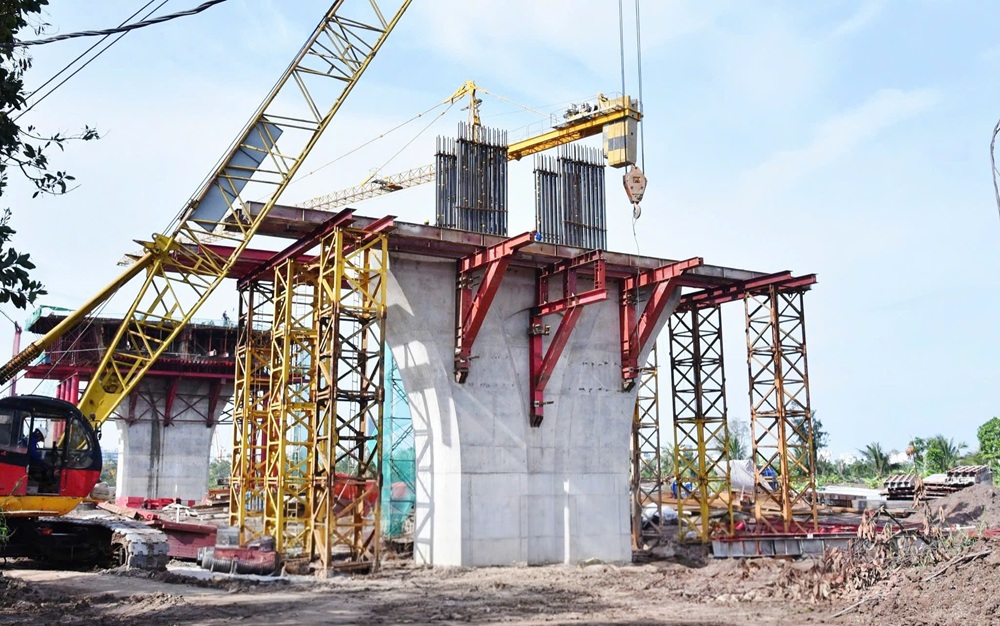 Các gói thầu xây lắp Dự án đầu tư xây dựng cầu Nguyễn Trãi và chỉnh trang đô thị vùng phụ cận có nguy cơ chậm tiến độ do vướng mắc về mặt bằng thi công. Ảnh: Trung Kiên