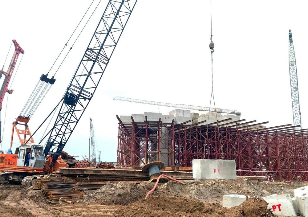 Dự án Xây dựng nút giao liên thông kết nối quốc lộ 17B với quốc lộ 5 và đường sắt Hà Nội – Hải Phòng đang được đẩy nhanh tiến độ thi công. Ảnh: Lan Anh
