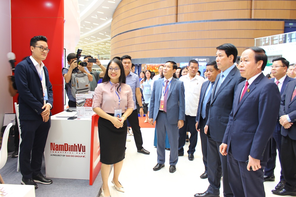 Chủ tịch nước Lương Cường cùng Bí thư thành ủy Hải Phòng Lê Tiến Châu đến thăm gian hàng KCN Nam Đình Vũ tại sự kiện ABAC III