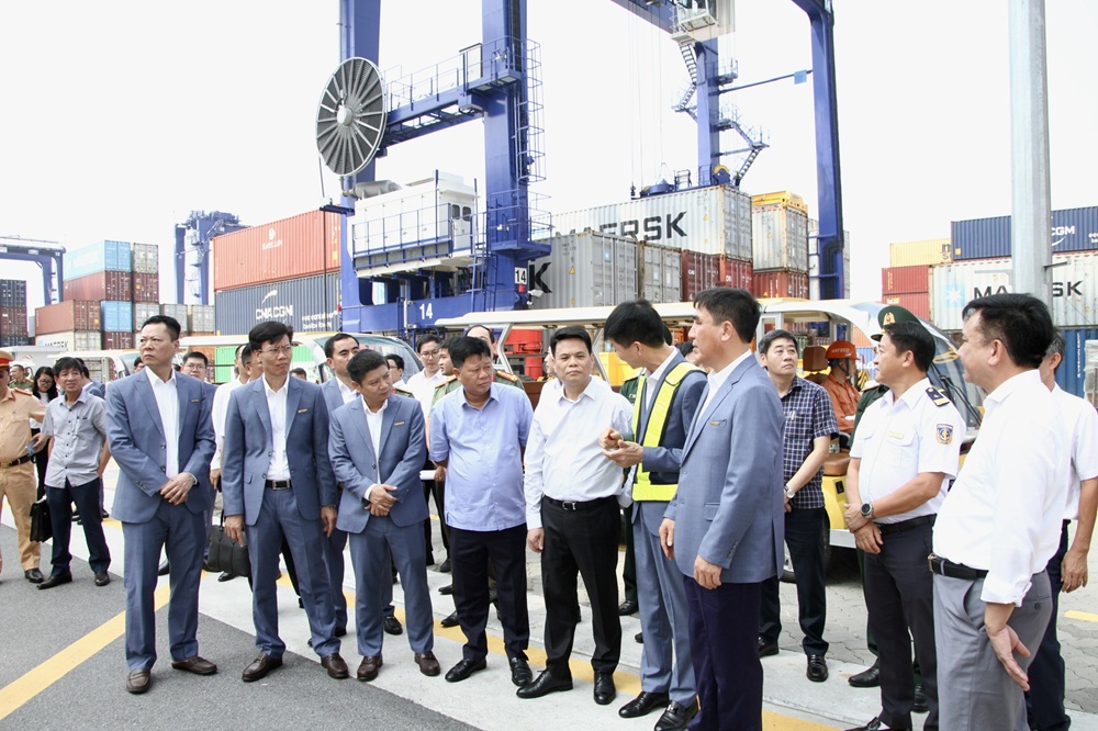 Chủ tịch UBND thành phố Lê Ngọc Châu cùng lãnh đạo các ngành chức năng kiểm tra thực địa hoạt động tại Bến số 5, số 6 thuộc Khu bến cảng Lạch Huyện