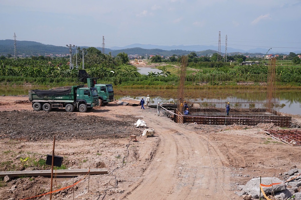 Dự án tuyến đường kết nối quốc lộ 37 với đường ven sông thành phố Đông Triều. Ảnh: Đàm Thanh