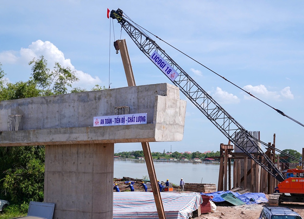 Dự án xây dựng cầu Tân An và đường dẫn Quốc lộ 18 đang được đẩy nhanh tiến độ thi công
