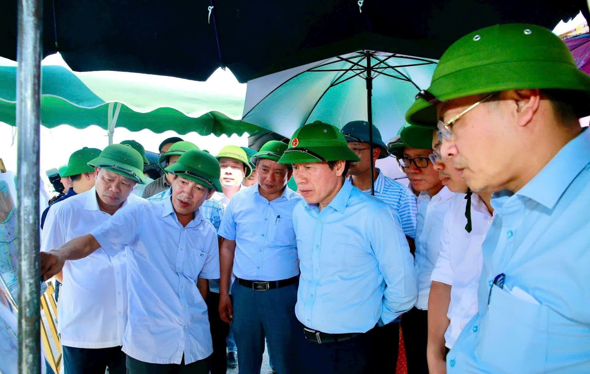 Lãnh đạo thành phố kiểm tra hướng tuyến đường kết nối sân bay Gia Bình với cảng Lạch Huyện. Ảnh: Duy Thính