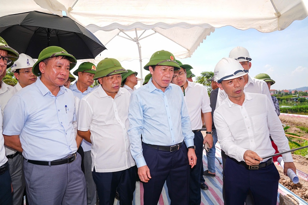 Ông Lê Tiến Châu, Bí thư Thành uỷ Hải Phòng kiểm tra tại tuyến đường kết nối quốc lộ 37 với đường ven sông thành phố Đông Triều