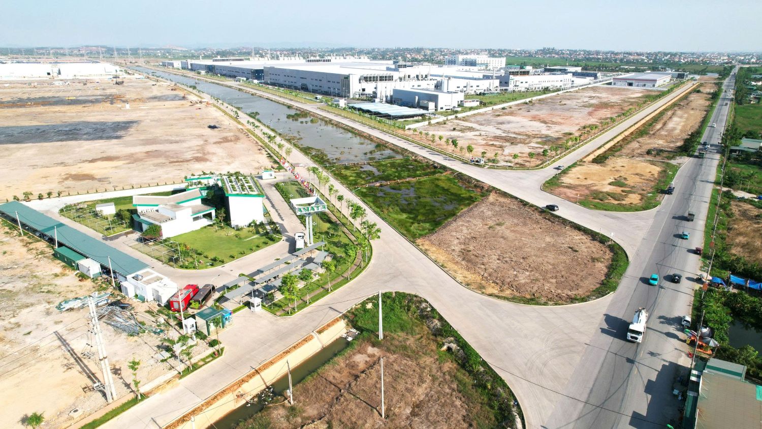 KCN Sông Khoai (KKT ven biển Quảng Yên) đã và đang được đầu tư hạ tầng kỹ thuật đồng bộ, hiện đại, ngày càng có sức hút đối với các nhà đầu tư thứ cấp đang tìm hiểu cơ hội đầu tư tại tỉnh Quảng Ninh. Ảnh: AMATA Hạ Long