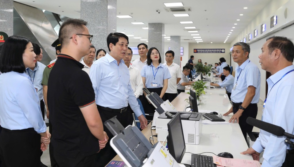 Chủ tịch nước Lương Cường thăm Trung tâm Phục vụ hành chính công tỉnh, kỳ vọng sự đột phá về cải cách hành chính của Quảng Ninh trong giai đoạn tiếp theo. Ảnh: QMG