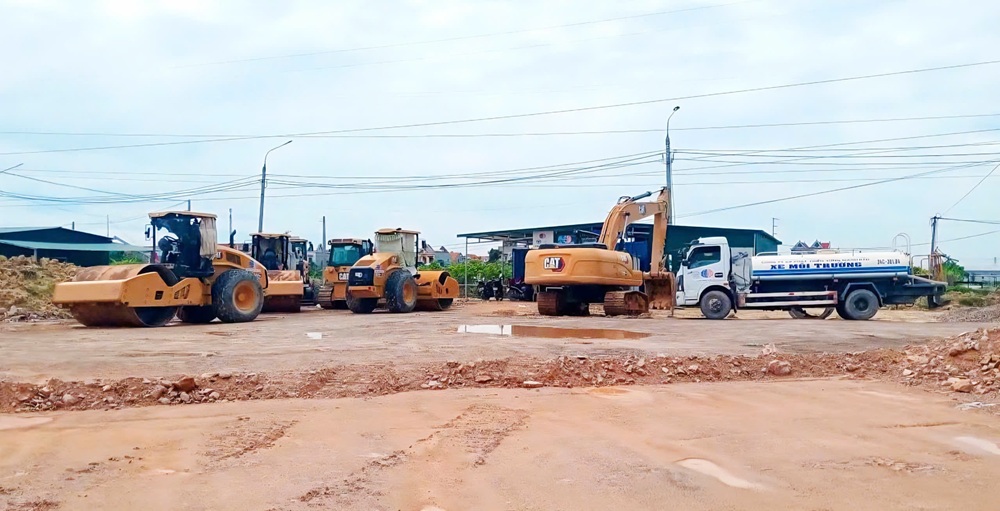 Dự án đường nối quốc lộ 17B với cầu Dinh đã chuẩn bị đầy đủ phương tiện, thiết bị thi công. Ảnh: Nguyễn Lan