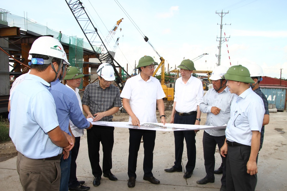 Lãnh đạo TP. Hải Phòng kiểm tra Dự án đầu tư xây dựng các khu tái định cư phục vụ Dự án tuyến đường sắt Lào Cai - Hà Nội - Hải Phòng. Ảnh: Việt Cường