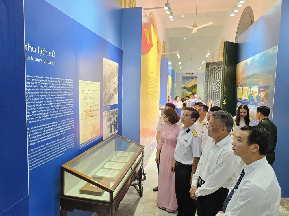 Các đại biểu tham quan triển lãm trưng bày