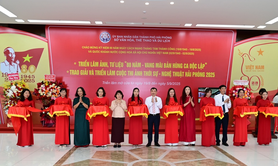Khai mạc Triển lãm ảnh, tư liệu “80 năm vang mãi bản hùng ca Độc lập” tại Trung tâm Văn hoá Xứ Đông