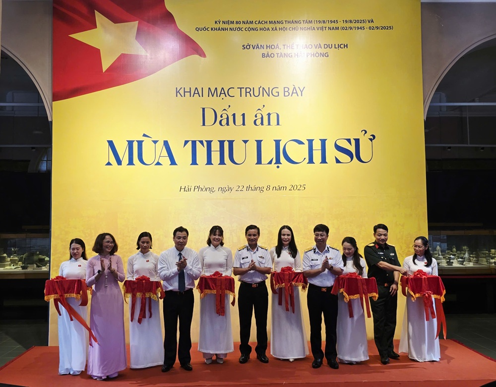 Khai mạc Trưng bày 'Dấu ấn Mùa thu lịch sử'