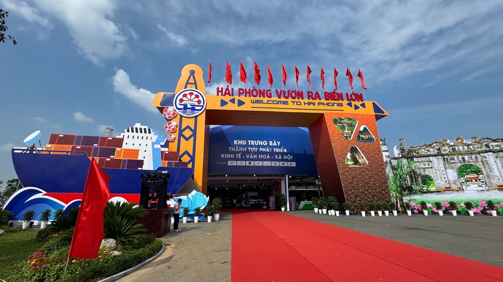 Khu vực triển lãm ngoài trời của TP. Hải Phòng được chào đón bởi thông điệp Hải Phòng vươn ra biển lớn