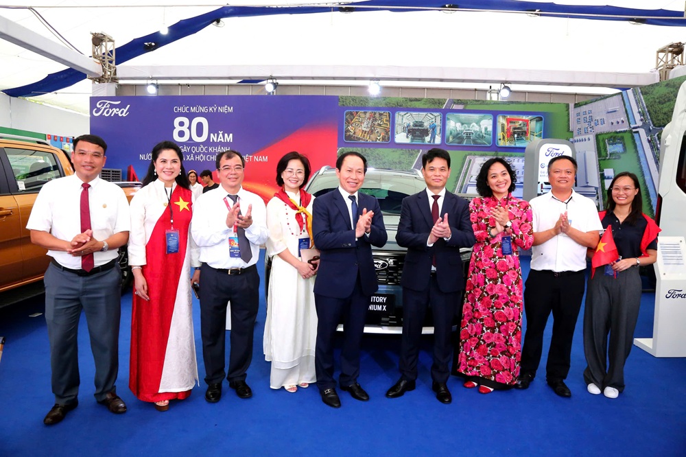 Lãnh đạo TP. Hải Phòng tham quan gian hàng trưng bày của Ford Việt Nam