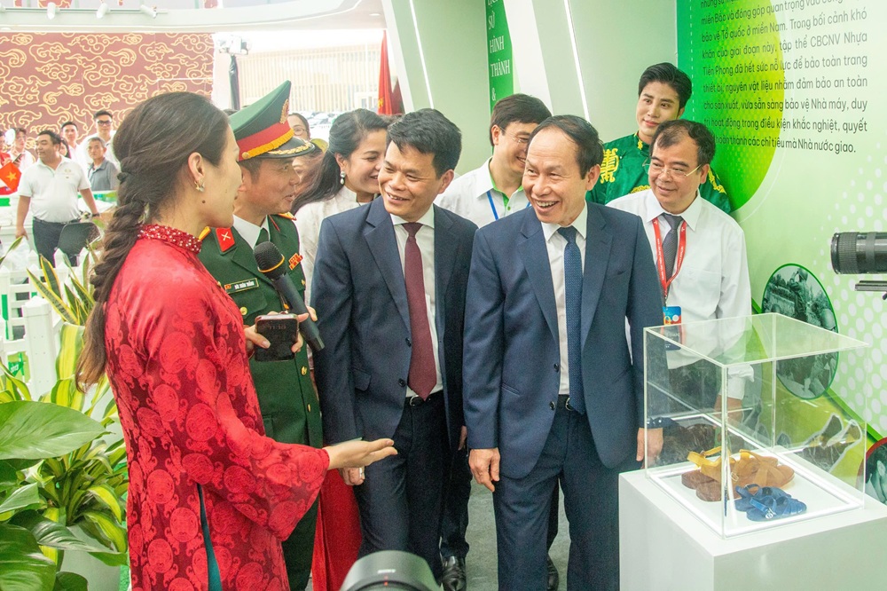 Lãnh đạo TP. Hải Phòng tham quan Gian trưng bày của Công ty cổ phần Nhựa Thiếu niên Tiền Phong