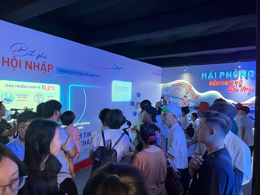 Du khách và nhân dân rất thích thú với sự trải nghiệm công nghệ 3D Maping trong lòng con tàu Trường Minh tại Triển lãm của TP. Hải Phòng. Ảnh: Thanh Sơn