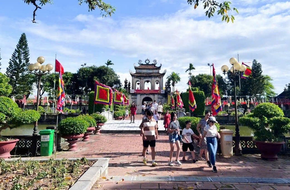 Khách du lịch tham quan Văn Miếu Mao Điền. Ảnh: Đỗ Tuấn