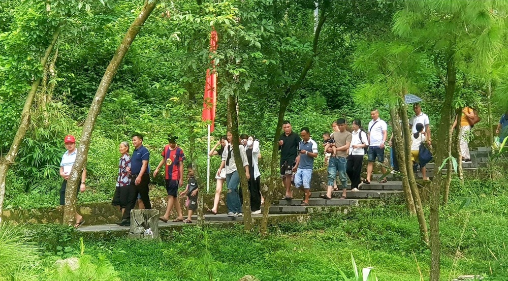 Khu di tích Côn Sơn – Kiếp Bạc đón hơn 3.000 lượt khách dịp lễ. Ảnh - Đỗ Tuấn