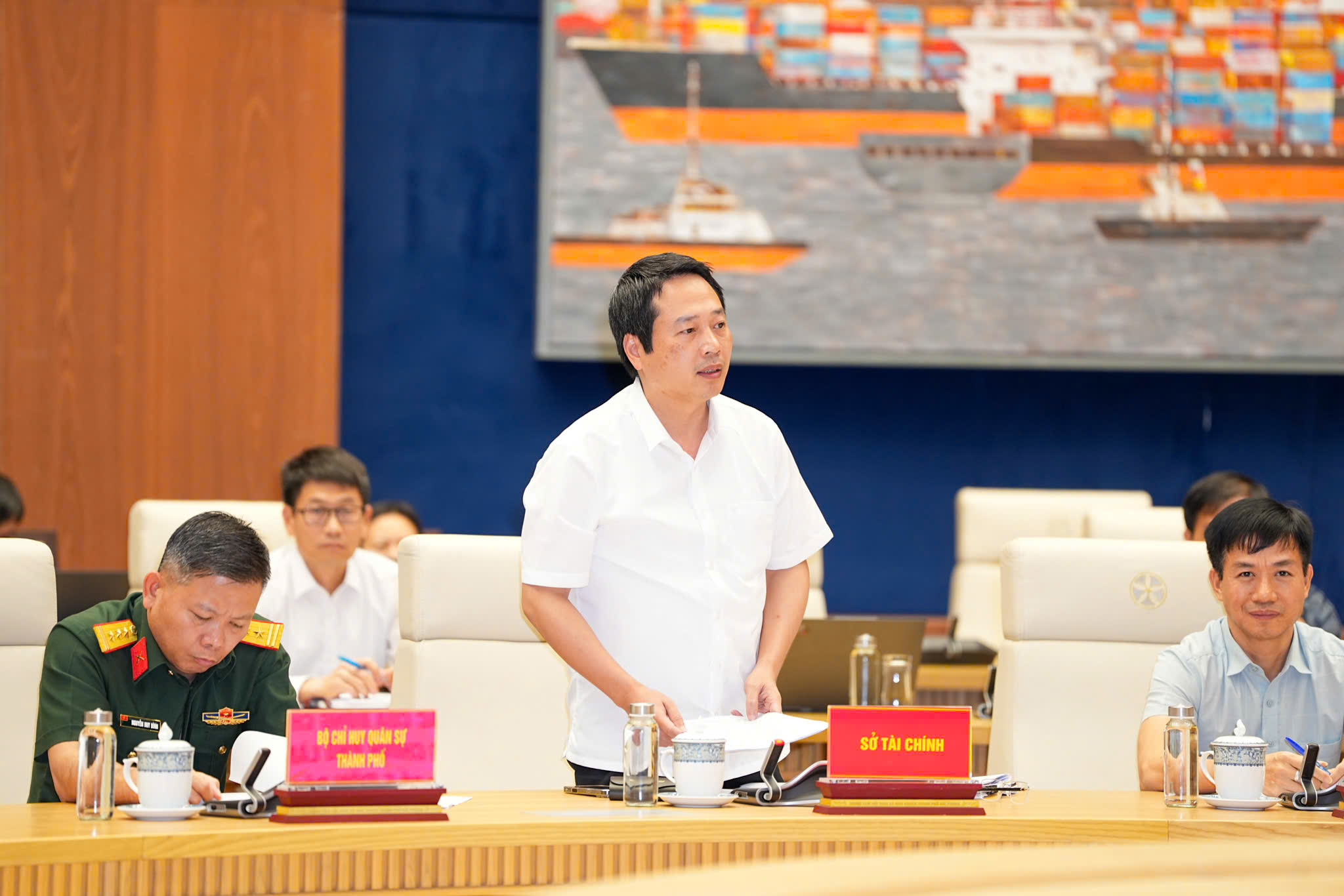Lãnh đạo Sở tài chính Hải Phòng báo cáo với Phó thủ tướng tại buổi làm việc