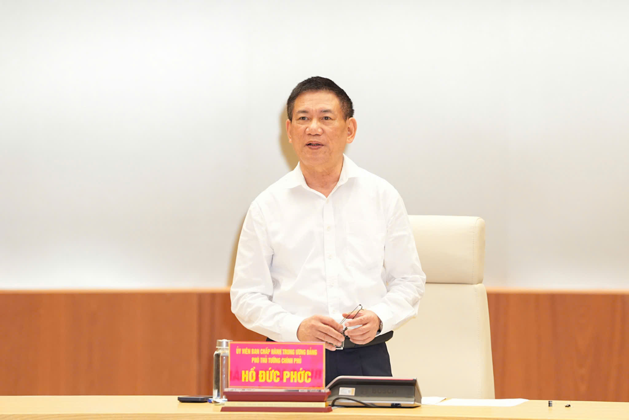 Phó Thủ tướng gợi mở các trụ cột phát triển trong thời gian tới của Hải Phòng, như: Công nghiệp cảng biển và logistics đường thủy nội địa; đẩy mạnh phát triển công nghiệp chế biến, chế tạo, năng lượng tái tạo, nông nghiệp công nghệ cao, kinh tế biển...
