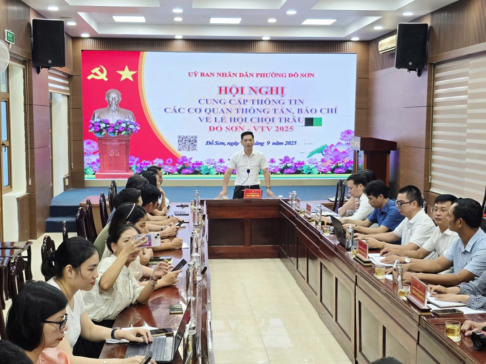 Ông Phạm Hoàng Tuấn, Phó chủ tịch Thường trực UBND phường Đồ Sơn thông tin về lễ hội chọi trâu năm 2025 tại buổi họp báo diễn ra sáng nay (12/9)