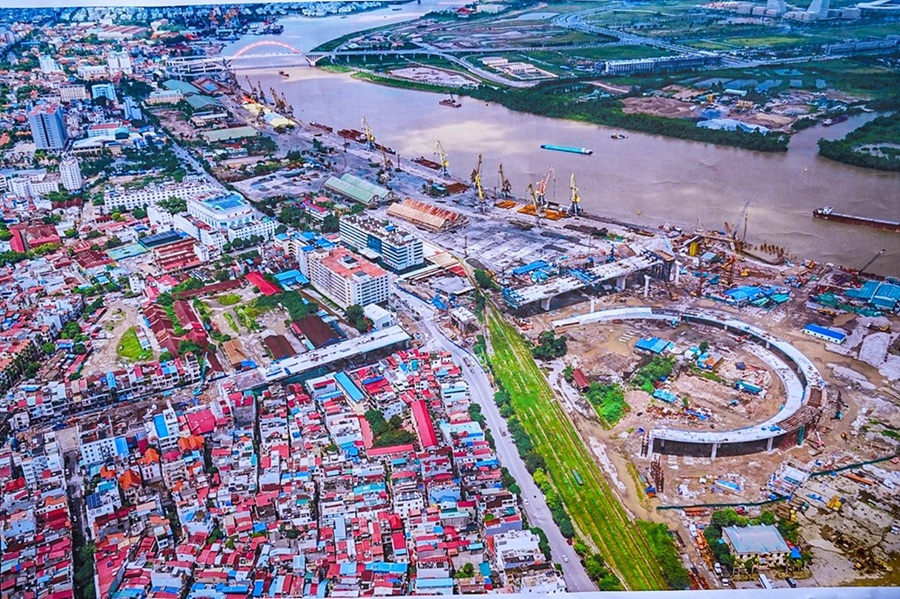 Công trường thi công Dự án đầu tư xây dựng cầu Nguyễn Trãi và chỉnh trang đô thị vùng phụ cận. Ảnh: Đàm Thanh