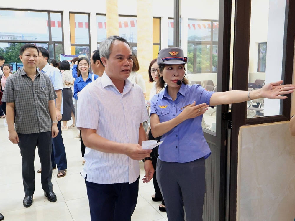 Nhân viên soát vé và hướng dẫn hành khách lên tàu