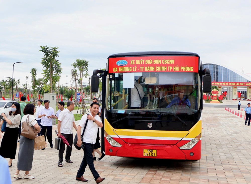Xe buýt đưa cán bô, công chức, viên chức đi tàu sang Trung tâm Hành chính thành phố