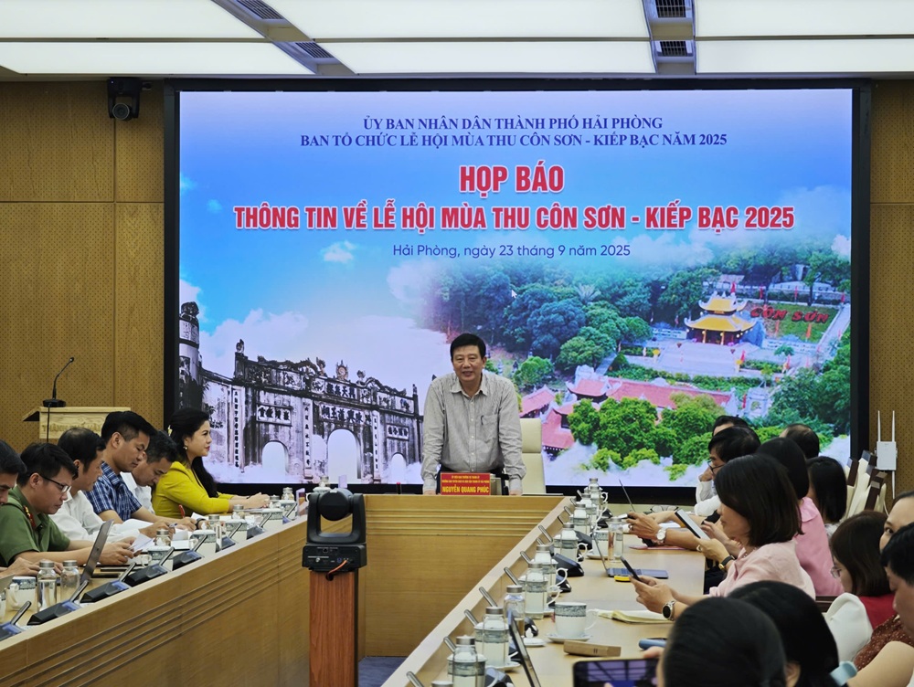 Ông Nguyễn Quang Phúc, Trưởng Ban Tuyên giáo và Dân vận Thành ủy Hải Phòng, Phó Trưởng ban Ban Tổ chức Lễ hội thông tin tại buổi họp báo