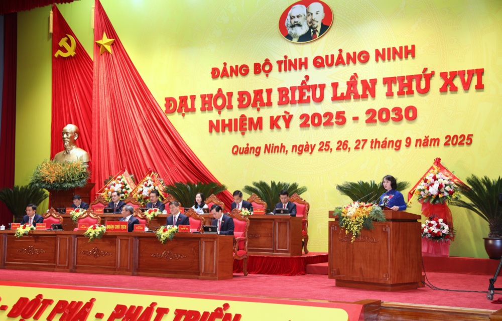 Bà Trịnh Thị Minh Thanh, Phó Bí thư Thường trực Tỉnh uỷ, Chủ tịch HĐND tỉnh Quảng Ninh trình bày Báo cáo chính trị của Ban Chấp hành Đảng bộ tỉnh khóa XV tại Đại hội