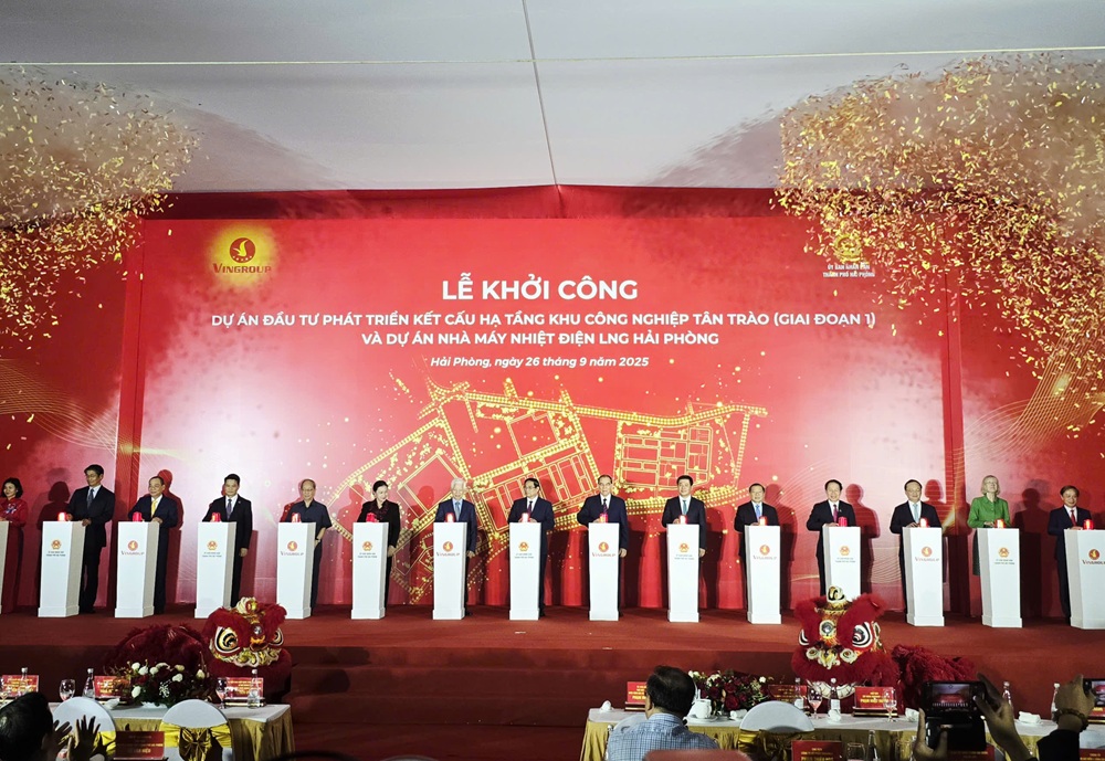 Thủ tướng Phạm Minh Chính và các đại biểu bấm nút khởi công Dự án đầu tư phát triển kết cấu hạ tầng Khu Công nghiệp Tân Trào (giai đoạn 1) và Dự án Nhà máy Nhiệt điện LNG Hải Phòng