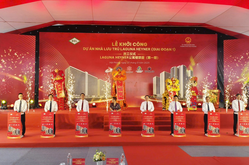 Các đại biểu thực hiện nghi thức khởi công Dự án