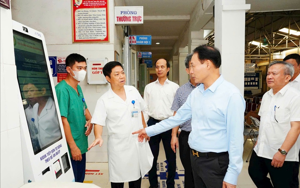 Lãnh đạo Sở y tế kiểm tra công tác chuyển đổi số tại Trung tâm y tế Kinh Môn