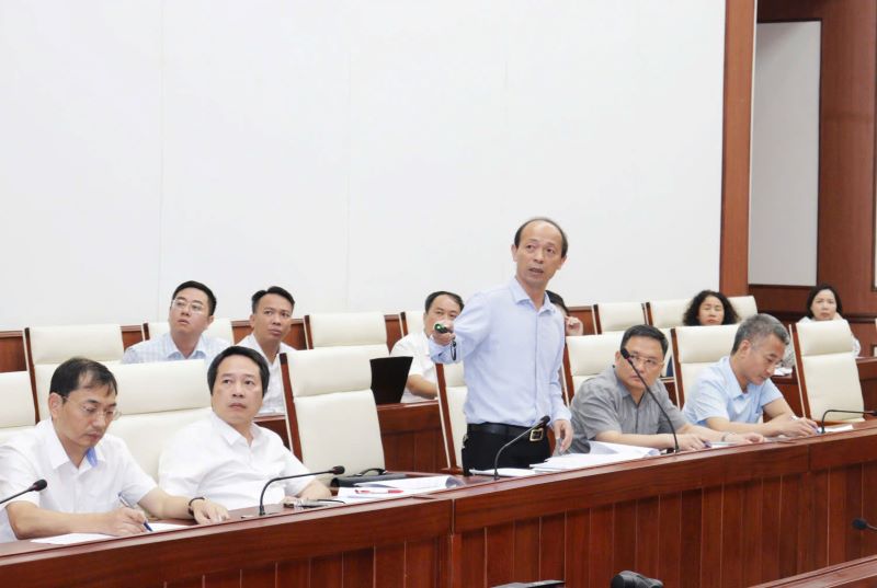 Đại diện Ban quản lý Dự án đầu tư xây dựng Tây Hải Phòng báo cáo tại cuộc họp