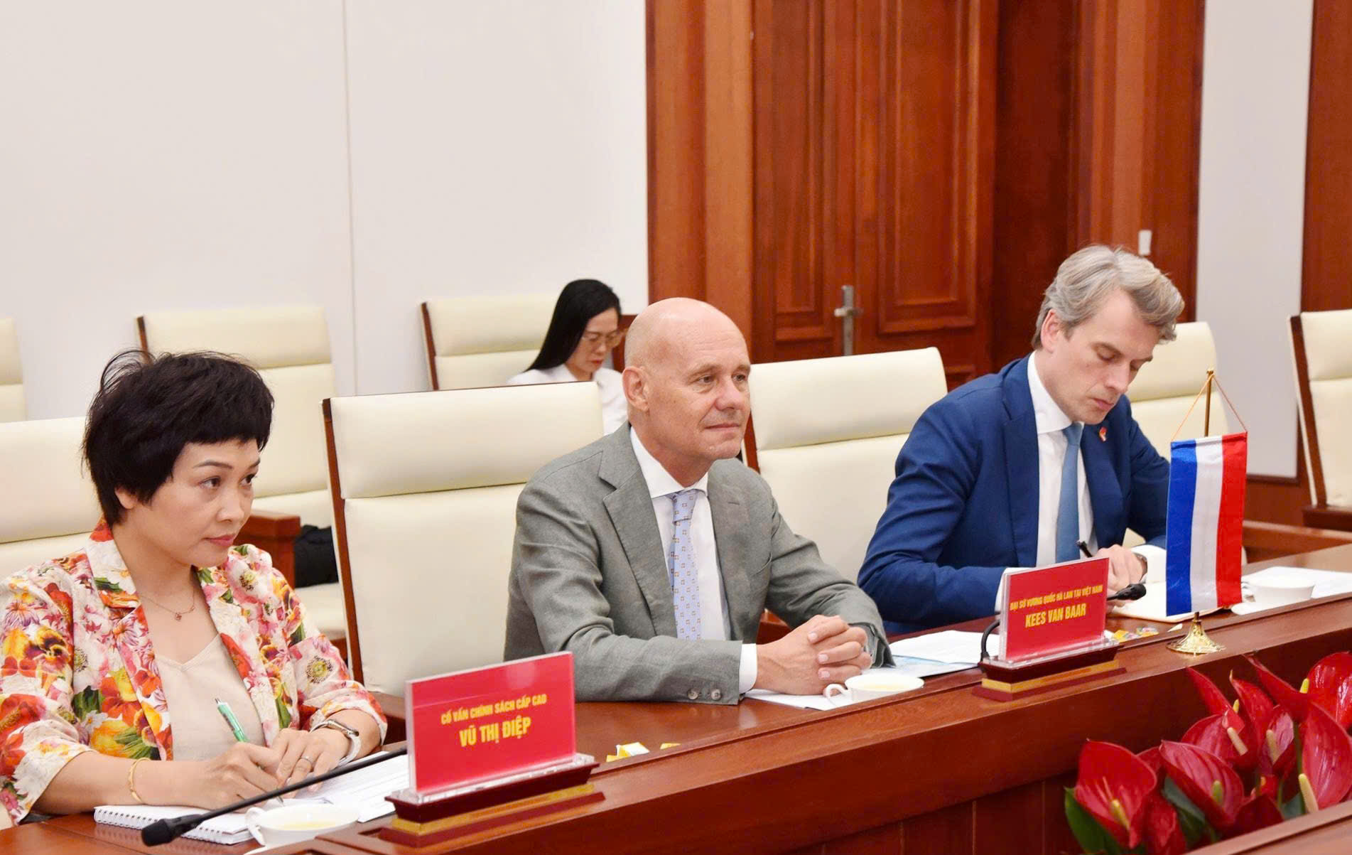 Ngài Kees van Baar, Đại sứ Đặc mệnh toàn quyền Vương quốc Hà Lan tại Việt Nam trao đổi tại cuộc làm việc