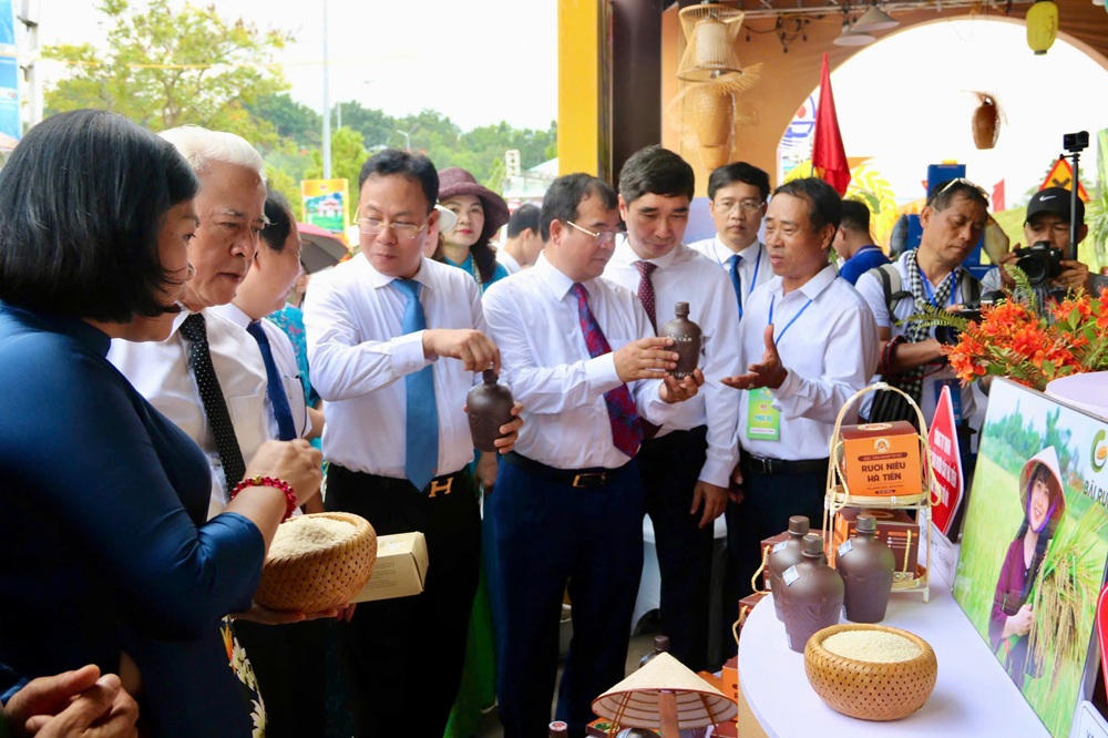 Các đại biểu tham quan gian hàng tại lễ hội
