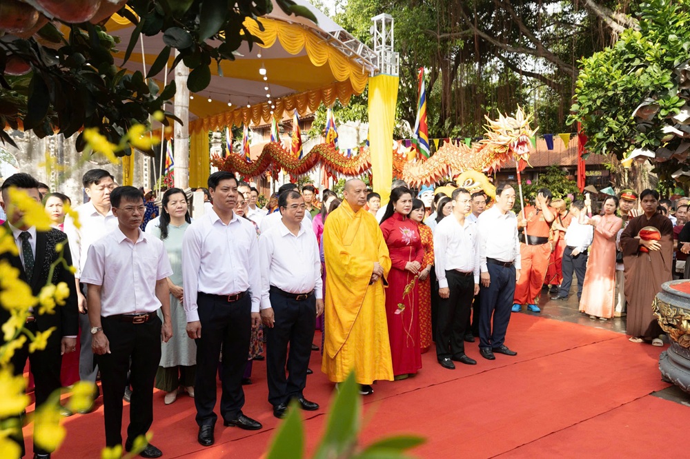 Các đại biểu thực hiện nghi lễ cáo yết, xin phép mở hội