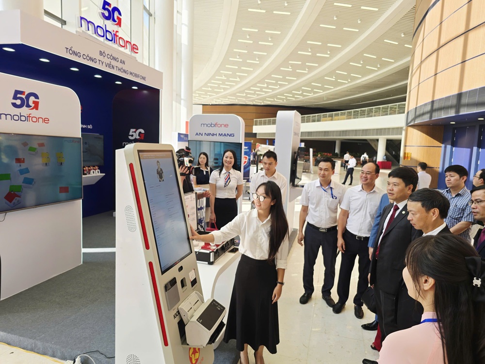 Các đại biểu tham quan gian hàng công nghệ tại Techfest Hải Phòng 2025. Ảnh: Thanh Sơn
