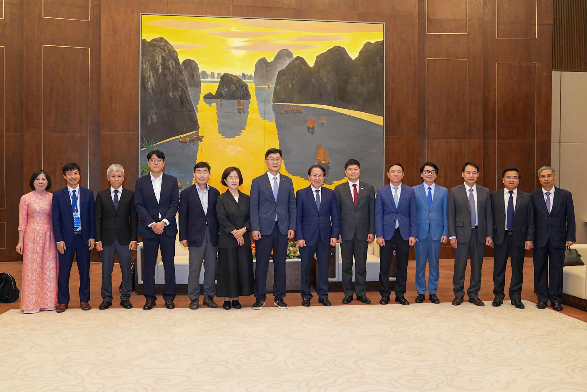 Lãnh đạo thành phố Hải Phòng cùng đoàn công tác KIST chụp ảnh lưu niệm