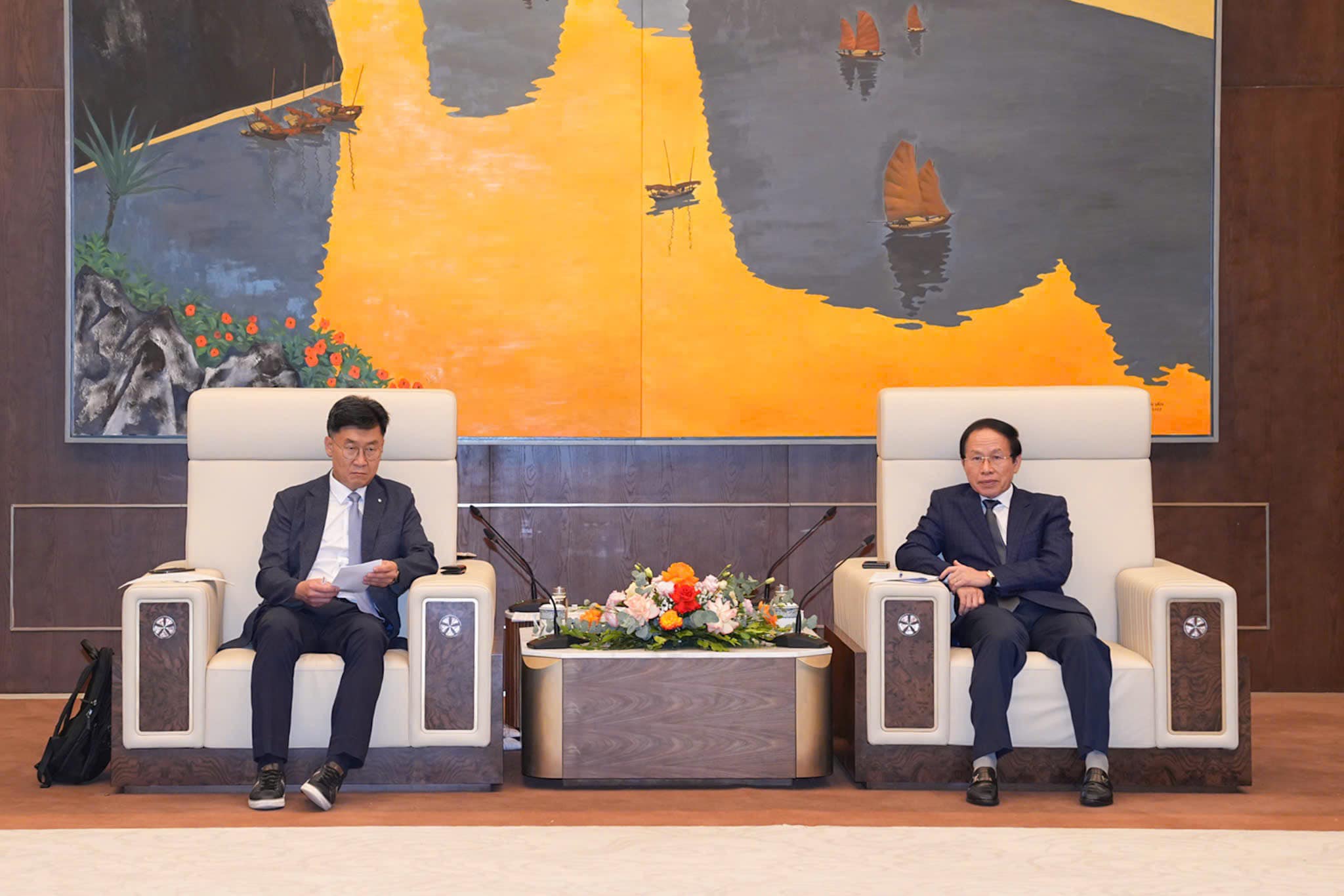 Ông Lê Tiến Châu, Bí thư Thành uỷ Hải Phòng tiếp và làm việc với ông Chang Joon Yeon, Phó Chủ tịch Viện Khoa học và Công nghệ Hàn Quốc (KIST)