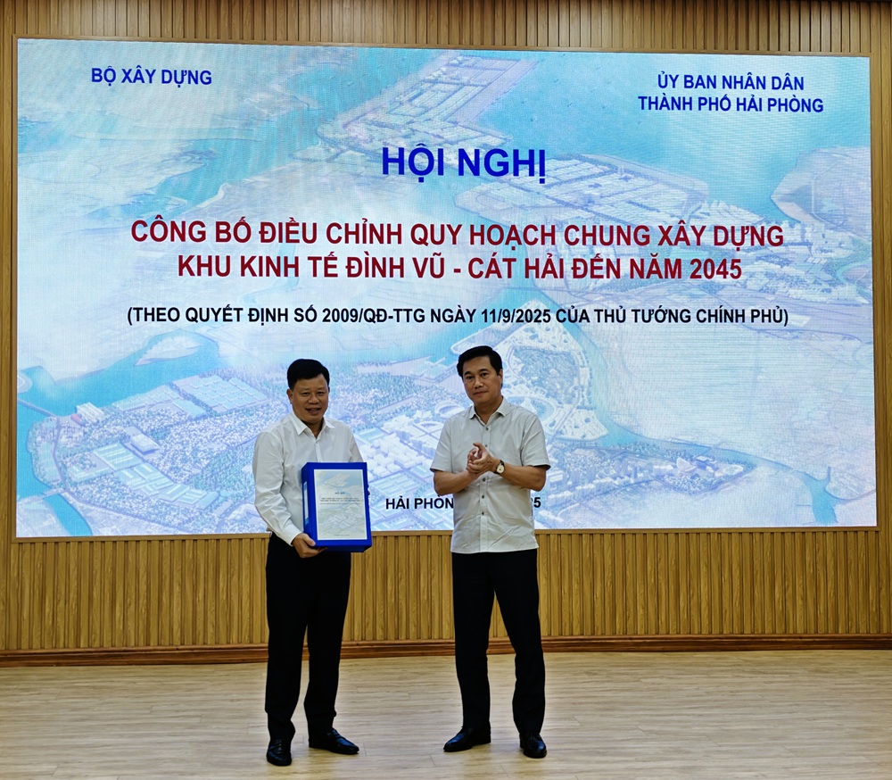 Thứ trưởng Bộ Xây dựng Nguyễn Tường Văn trao Quyết định phê duyệt đồ án Điều chỉnh Quy hoạch chung KKT Đình Vũ - Cát Hải đến năm 2045 cho TP. Hải Phòng. Ảnh- Thanh Sơn